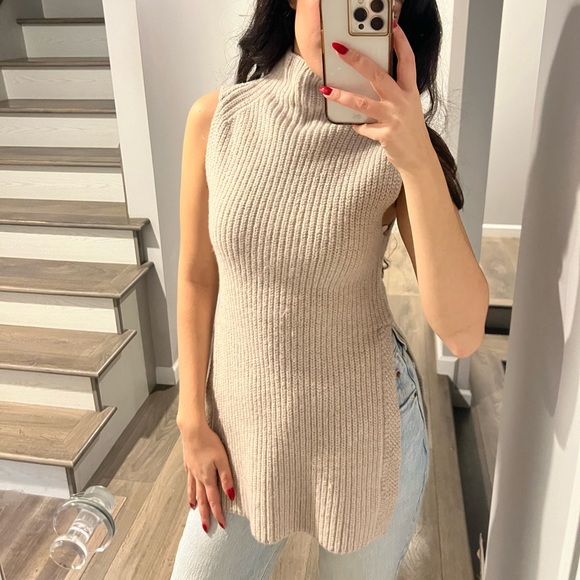 Aritzia Turtleneck Sleeveless woven sweater - Picture 1 of 5